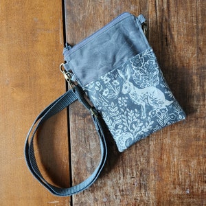 Petit sac de marche avec poche pour téléphone portable. Taille parfaite pour votre téléphone portable, vos clés, votre passeport et de l'argent liquide ou des cartes. Rifle Paper Co. Fable de la forêt avec des lapins