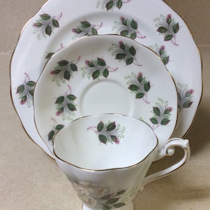 Vintage Royal Standard Fine Bone China thé tasse - soucoupe - pain & beurre plaque ensemble Blanc Rose motif festonné bord or garniture - Angleterre
