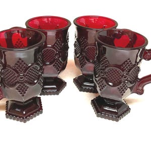 Zestaw 4 szklanych kubków do kawy i herbaty z podstawą w kolorze rubinowo-czerwonym z kolekcji Cape Cod 1876 firmy Avon