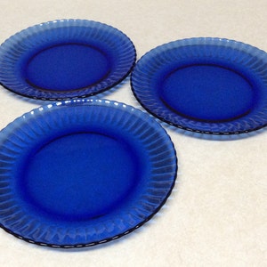 Juego de 3 platos de postre y ensalada redondos de vidrio azul cobalto vintage
