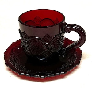 Xícara de chá/café vintage Avon Cape Cod 1876 Collection em vidro vermelho rubi com pires (nova na caixa).