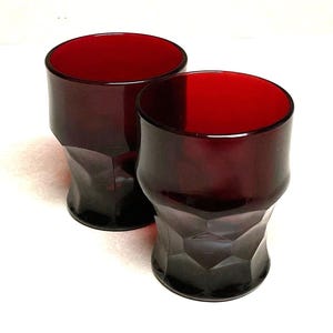 Juego de 2 vasos de vidrio con huella dactilar de color rojo rubí real con diseño georgiano de Anchor Hocking