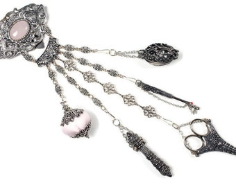 Chatelaine de costura rosa basada en modelos históricos/reproducción/