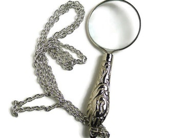 Magnifying glass with 2,5 times magnification richly decorated necklace