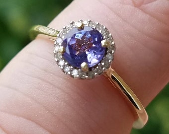 Tanzanite Ring; Natural Tanzanite with 0.08 ctw diamond surround; 10 kt solid gold band