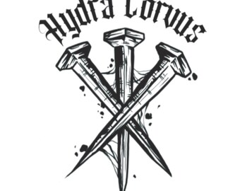 Puede incluir: Ilustración en blanco y negro de tres clavos formando una cruz con el texto "Hydra Corvus" sobre los clavos.