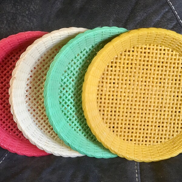 Vintage MCM Picnic Plates / Green Red White Yellow / Mid-century Modern Basket Weave Design Plastic Dish Platter / Boho Kitchen