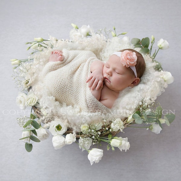 Sfondo digitale neonato per ragazze - Bellissimo nido di fiori bianchi, versione con illuminazione laterale