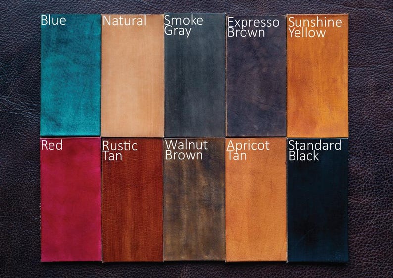 Pu&ograve; includere: Una tavolozza di colori con dieci campioni di pelle in varie tonalit&agrave;. I colori includono blu, naturale, grigio fumo, marrone espresso, giallo sole, rosso, marrone rustico, marrone noce, marrone albicocca e nero standard. Ogni campione &egrave; etichettato con il suo nome.