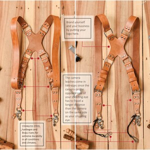 Pu&ograve; includere: Cinghie per fotocamera in pelle marrone chiaro con hardware in acciaio inossidabile e rivetti in ottone. Le cinghie hanno fibbie e clip regolabili per il fissaggio a una fotocamera. Il testo nell'immagine dice: "Marchia te stesso e la tua attivit&agrave; mettendo il tuo logo qui."
