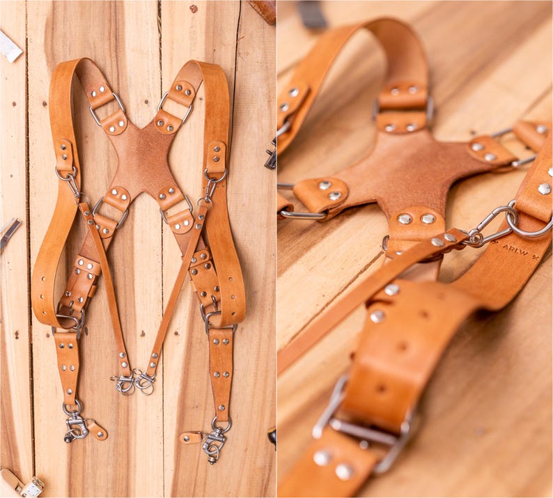 Pu&ograve; includere: Un set di bretelle in pelle marrone chiaro con finiture in metallo argentato. Le bretelle hanno cinghie regolabili e un design a schiena incrociata. La pelle &egrave; di colore marrone naturale e l'hardware in metallo include clip e fibbie.