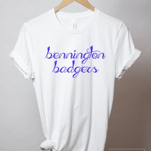 Maglietta con scritta in corsivo Bennington Badgers - Bella + tela Taglie unisex