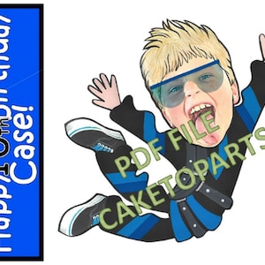 Könnte beinhalten: Ein druckbarer Kuchentopper mit einem Cartoon-Jungen, der einen blau-schwarzen Fallschirmspringeranzug, eine Schutzbrille und ein breites Grinsen trägt. Der Text "Happy 10th Birthday Case!" befindet sich auf der linken Seite des Bildes. Der Text "PDF FILE CAKE TOP PARTS" befindet sich auf der rechten Seite des Bildes.