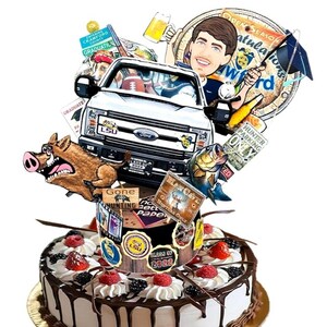 K&ouml;nnte beinhalten: Ein mehrschichtiger Tortenaufleger mit einem wei&szlig;en Ford-Truck, einer Cartoon-Figur mit Bier, einem Wildschwein, einem Fisch und verschiedenen Schildern wie 'Hunter Parking Only', 'LSU' und 'Class of 2022' auf einer runden Torte mit wei&szlig;er Glasur.