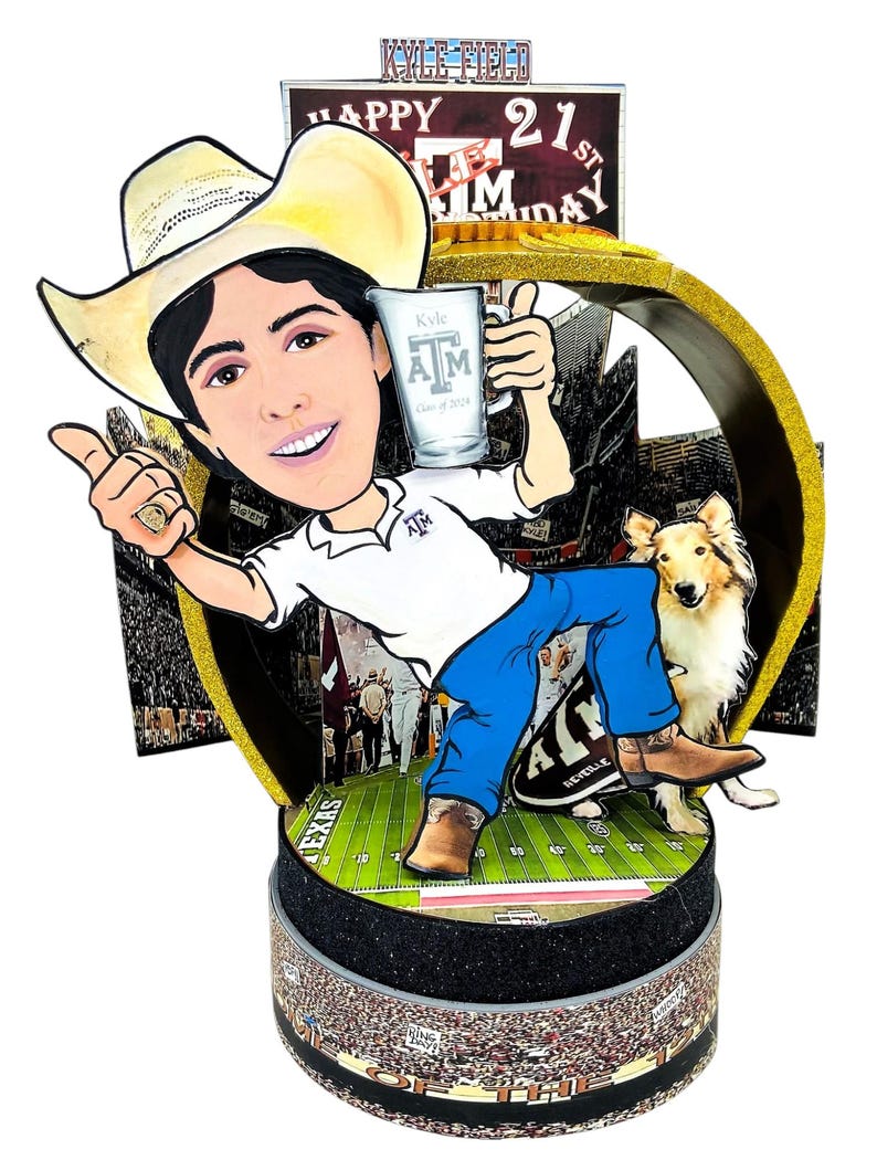 K&ouml;nnte beinhalten: Ein 3D-Papieraufsteller mit einer Karikatur einer Person in Cowboyhut, wei&szlig;em Polohemd und blauer Jeans, die einen Krug h&auml;lt. Das Display zeigt einen Collie-Hund, ein Footballfeld-Motiv sowie den Text Kyle Field und Happy 21st Birthday.