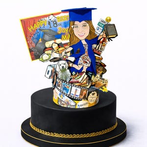 Könnte beinhalten: Eine individuell gestaltete Abschlusskuchen mit einer Cartoon-Illustration eines Absolventen in blauer Kappe und Robe. Der Kuchen ist mit Büchern, Filmstreifen und einem Hund dekoriert, mit dem Text "Happy 18th Jay Mi". Der Kuchen ist schwarz mit goldenem Rand.