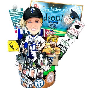 K&ouml;nnte beinhalten: Ein individueller Tortenaufleger mit einem Cartoon-Baseballspieler in blau-wei&szlig;em Trikot und Kappe, umgeben von Miniaturschildern, einem Hund, Lebensmitteln und einem Filmstreifen mit Fotos. Im Hintergrund ein Schild mit der Aufschrift Congratulations Hudson!
