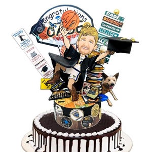 K&ouml;nnte beinhalten: Ein personalisierter Tortenaufleger zur Abschlussfeier mit einer Cartoon-Figur in schwarzem Talar, die einen Basketball und eine Doktorhut h&auml;lt. Das Set enth&auml;lt einen B&uuml;cherstapel, einen Hund und Schilder mit Aufschriften wie Basketball Player.