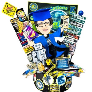 K&ouml;nnte beinhalten: Ein Tortenaufleger zum Thema Abschlussfeier mit einer Karikatur eines Absolventen in blauem Talar, der einen Gamecontroller und eine T&uuml;te Chips h&auml;lt. Der Sockel ist mit verschiedenen Schildern, einem Roboter, einem Laptop und einer Katze verziert.