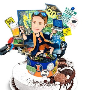 K&ouml;nnte beinhalten: Ein individueller Tortenaufleger mit einer Cartoon-Karikatur einer Person mit Sonnenbrille, einem dunklen Shirt mit einem orangefarbenen I und orangefarbenen Shorts. Die Figur h&auml;lt einen Bierkrug und einen Laptop, umgeben von Schildern.