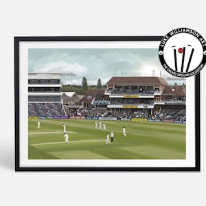 Puede incluir: Una pintura digital de un partido de cricket en un estadio. Los jugadores llevan uniformes blancos y el campo es verde. Las gradas están llenas de espectadores. La pintura está enmarcada en negro.