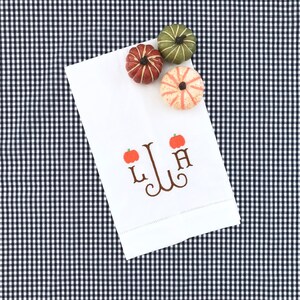 Monogramowane lniane ręczniki do rąk z motywem dyni, dekoracja jesienna, ściereczka kuchenna na Halloween, prezent na parapetówkę lub dla gospodyni, ręcznik do wózka barowego lub toalety