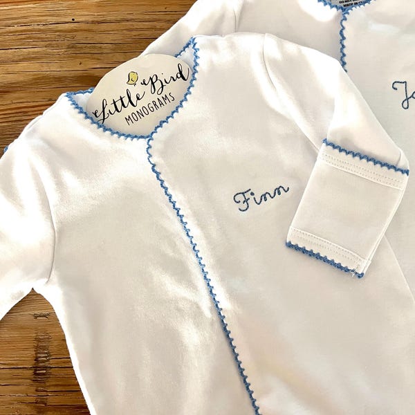 Weißer Schlafanzug mit Monogramm und blauer Picot-Borte