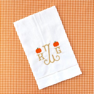Monogramowane lniane ręczniki do rąk z motywem dyni, dekoracja jesienna, ściereczka kuchenna na Halloween, prezent na parapetówkę lub dla gospodyni, ręcznik do wózka barowego lub toalety
