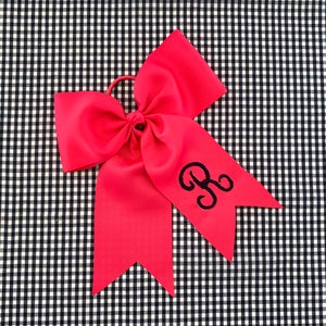 Monogrammerad cheerlead-rosett – knallrosa band, hårknyte med initialer