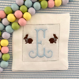 Monogramowane lniane serwetki koktajlowe z króliczkiem, zestaw 4 sztuk, dekoracja wielkanocna, personalizowane, wózek barowy, prezent dla gospodyni, prezent na parapetówkę, królik, brązowy