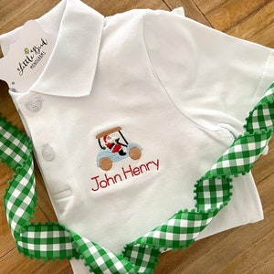 ゴルフカートに乗ったサンタのモノグラムカラーシャツ、クリスマスポロシャツ、ホリデー衣装、プレッピーな幼児、男の子、写真、パーソナライズされたホリデーシャツ
