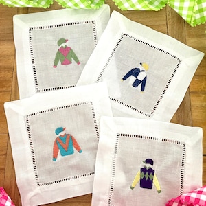 ケンタッキーダービーテーマのリネンカクテルナプキン、競馬、騎手刺繍、テールゲート、バーカート、プレッピー、ホステスギフト - 4 枚セット。