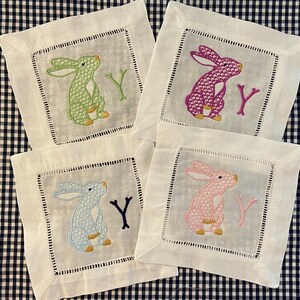 Monogramowane eleganckie lniane serwetki koktajlowe z króliczkiem, zestaw 4 sztuk, dekoracja wielkanocna, personalizowane, wózek barowy, prezent dla gospodyni, prezent na parapetówkę, królik