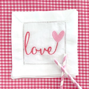Love Leinen Cocktail Servietten, Stickerei, Valentinstag, Galentine Geschenk, Gastgeberin Geschenk, 4er Set, Pink, Bar Warenkorb Dekor, Happy Hour Artikel