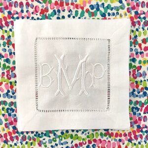 Monogramowane lniane serwetki koktajlowe, personalizowane, prezent dla gospodyni, prezent urodzinowy, wypełniacz skarpet, wózek barowy, dekoracja kuchni, zestaw 4 sztuk