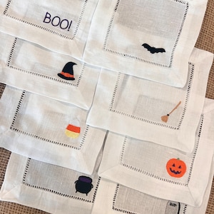 ハロウィーンをテーマにしたリネンのカクテルナプキン、自分だけのセットを作成、不気味な刺繍、ゴースト、カボチャ、バーカート、プレッピー、ホステスギフト - 4 個セット。