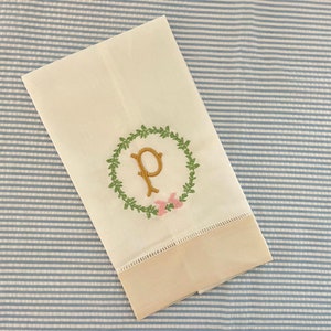 Monogramowany wianek z królikiem, lniana ściereczka kuchenna, dekoracja wielkanocna, różowo-zielona, personalizowana, wózek barowy, prezent dla gospodyni, prezent na parapetówkę, królik