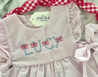 Personlig rosa Seersucker-klänning, personlig, småbarnsflicka, klassisk vår- eller sommaroutfit, rosett, ränder, present, preppy, rosetttypsnitt