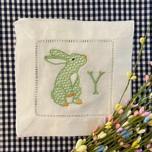 Monogramowane eleganckie lniane serwetki koktajlowe z króliczkiem, zestaw 4 sztuk, dekoracja wielkanocna, personalizowane, wózek barowy, prezent dla gospodyni, prezent na parapetówkę, królik