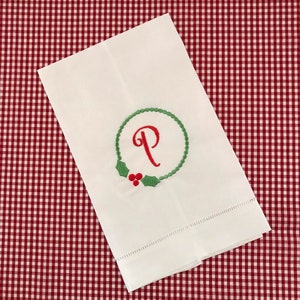 クリスマスリースモノグラムリネンハンドタオル、シングルレターモノグラム、ホステスギフト、新築祝いのプレゼント、婚約、バーカートの装飾