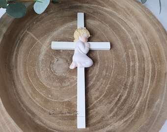 Kinderkreuz mit betendem Mädchen