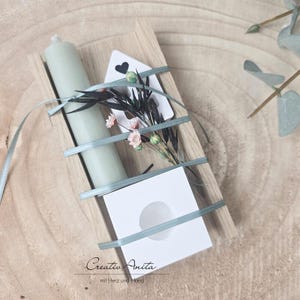 Geschenkset mit Haus aus Beton, Kerze, Kerzenständer und Trockenblumen dekoriert