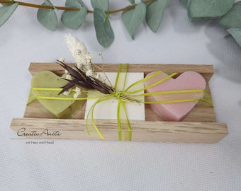 Geschenk Schafmilchseifen in Holzverpackung mit Seifenherzen grün-weiß-rosa