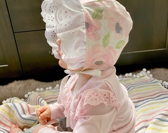 Reversible Baby girl bonnet, baby hat , cotton baby bonnet . Floral sun bonnet . Vintage, eyelet , lace