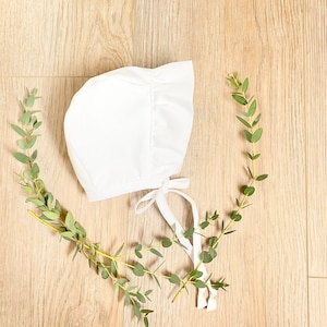 gerüschtes Baby Bonnet Mädchen / Rüschen Krempe Bonnet Mädchen / Baby Sonnenmütze / weiß / Baby Sonnenhut / Sonnenmütze