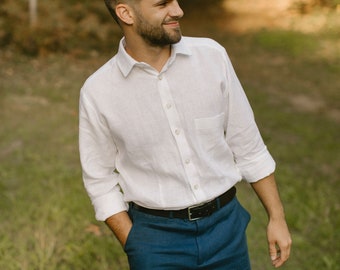 Completo da uomo in lino a due pezzi: pantaloni e camicia traspiranti per un comfort elegante e casual.