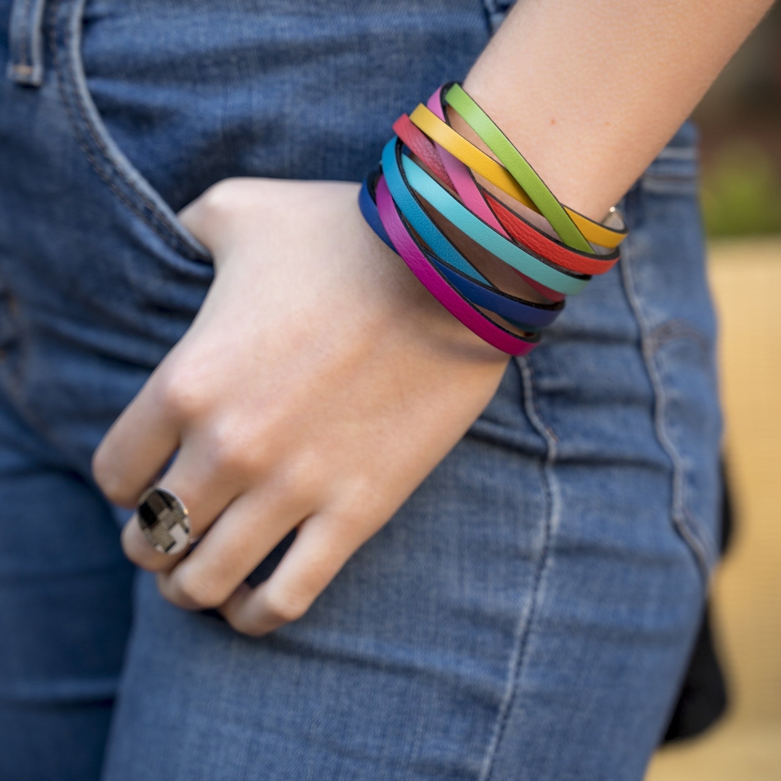 Bracelet manchette en cuir médiéval marron et entrelacs celtiques brun