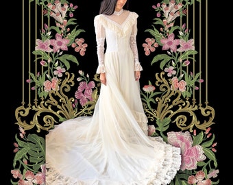 Puede incluir: Un vestido de novia de encaje blanco con una falda larga y fluida y un corpiño ajustado. El vestido tiene un delicado patrón floral y está adornado con una corona dorada.