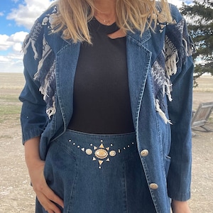 Vintage 90er Jahre zwei Teilige Blaue Denim Western Concho, Fransen & Nieten Jacke mit Passenden Rock