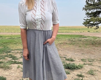 Vestido estilo granja vintage de tela mixta en blanco y negro con ojales y cuadros vichy